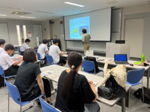 写真1　大学コンソーシアム能登分室で大丸教授による講義