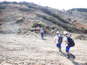 写真3　地すべり対策工事現場での踏査